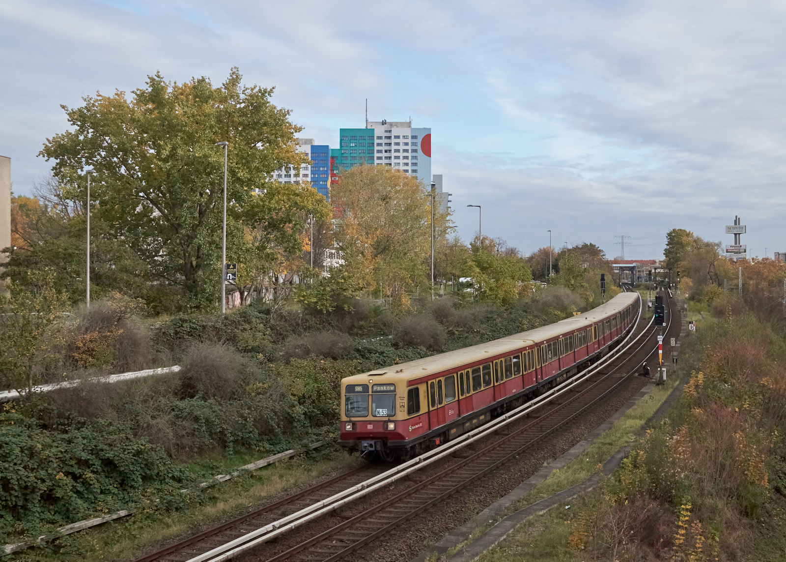 Am vorletzten Einsatztag der BR 485 waren die Züge, wie gewohnt, auf der S85 unterwegs. AUf der Fahrt nach Pankow erreicht der unbekannte Dreiviertelzug in Kürze den Bahnhof Landsberger Allee.