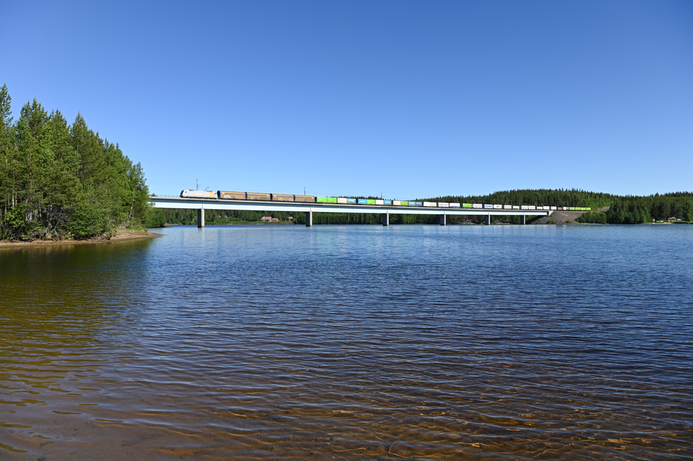 Am Vormittag des 22.06.2022 ist der spätere der beiden CargoNet Arctic-Rail-Express Züge (41931) bei Rengård auf der Stambanan genom övre Norrland in Richtung Süden unterwegs.
