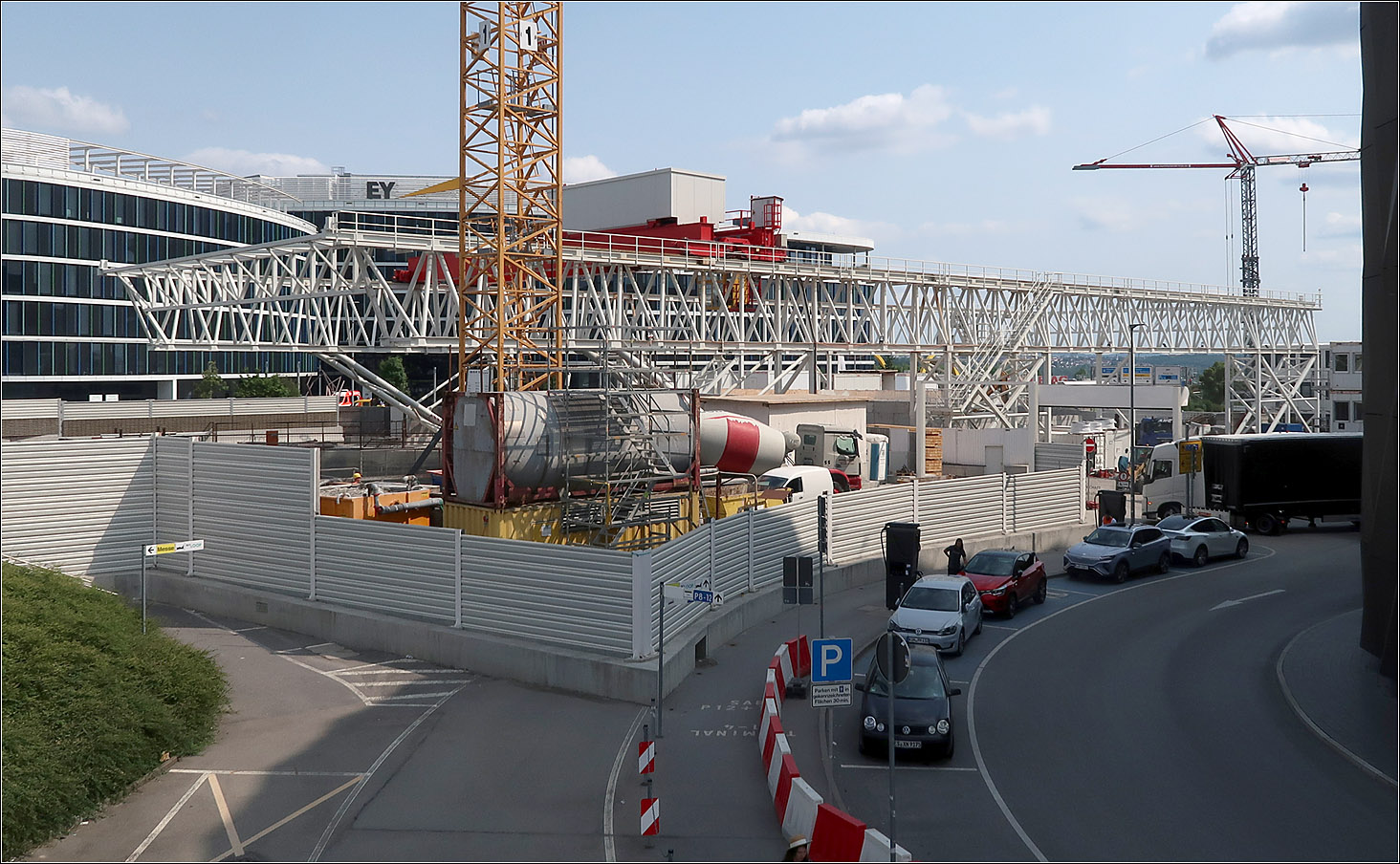 Am zukünftigen Ostausgang des Flughafenbahnhofes -

Der Ostausgang des Flughafenbahnhofes liegt in unmittelbarer Nähe des Stuttgart Airport Busterminal, wo die Fernbusse ankommen und abfahren.

Bei dem weißen Raumfachwerkkörper über der Baugrube handelt es sich um einen Laufkran und nicht etwa um die zukünftige Überdachung diese Ausganges.

10.06.2023 (M)
