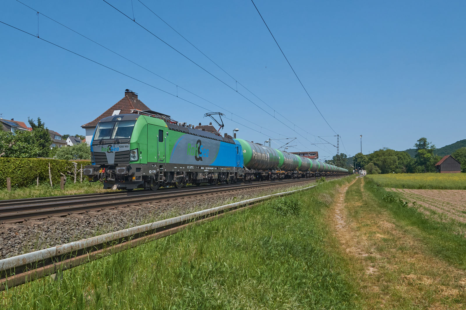 An 28.05.2023 zog 1293 902 der Rail&Sea Logistics GmbH aus Österreich einen Kesselwagenzug durch Ludwigsau-Friedlos in Richtung Fulda-