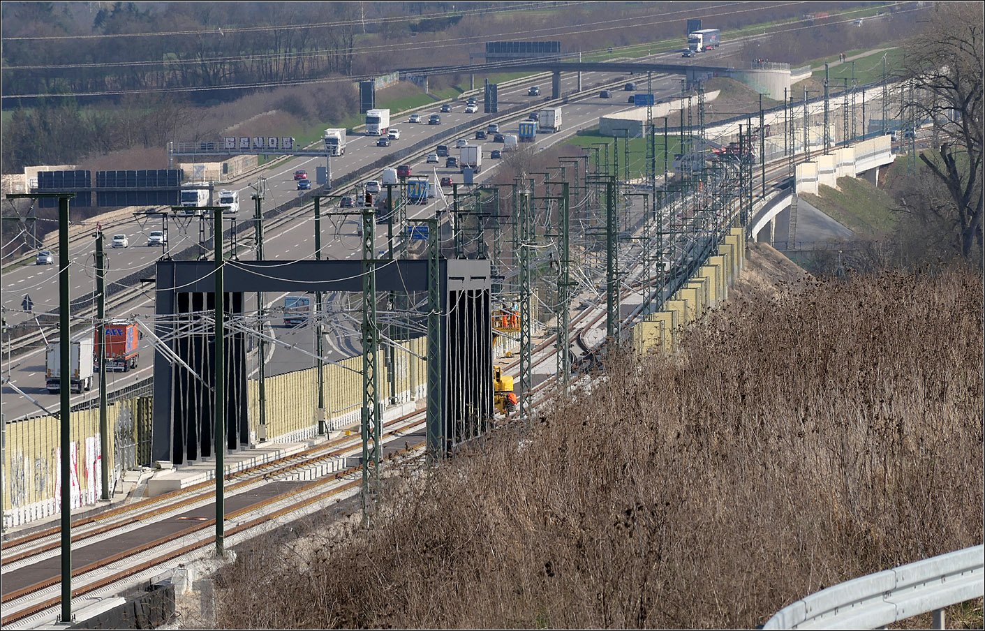 An der Autobahn entlang - 

Die noch nicht ganz fertige Schnellfahrstrecke zwischen Stuttgart und Ulm bei Köngen. Der Blick geht nach Osten auf die Neckartalquerung. Die Fachwerkbrücke vorne links führt die Bahngleise im Bereich einer Kleeblattkreuzung über die vierspurige Bundesstraße 313 hinweg. Weiter hinten ist die Neckarbrücke erkennbar und mit Lärmschutzwand versehen die Neckartalbahnbrücke, das heißt die Brücke über die Neckartalbahn von Plochingen nach Ulm. 

29.02.2024 (M)