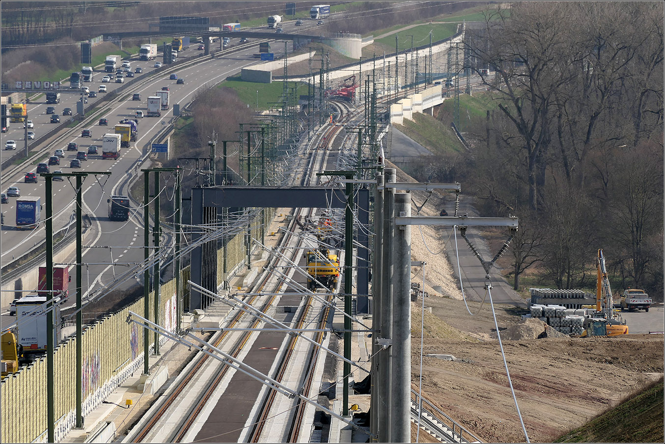 An der Autobahn entlang - 

Die noch nicht ganz fertige Schnellfahrstrecke zwischen Stuttgart und Ulm bei Köngen. Blick von einer Feldwegbrücke auf die Neckartalquerung. Das abzweigende Gleis im Hintergrund gehört zur Großen Wendlinger Kurve, durch die die Verbindung zur Neckartalbahn zweigleisig wird und auch eine kreuzungsfreie Einführung in die Schnellfahrstrecke ermöglicht. An der Großen Wendlinger Kurve wird noch gebaut, sie soll erst ab 2027 zur Verfügung stehen.

29.02.2024 (M)