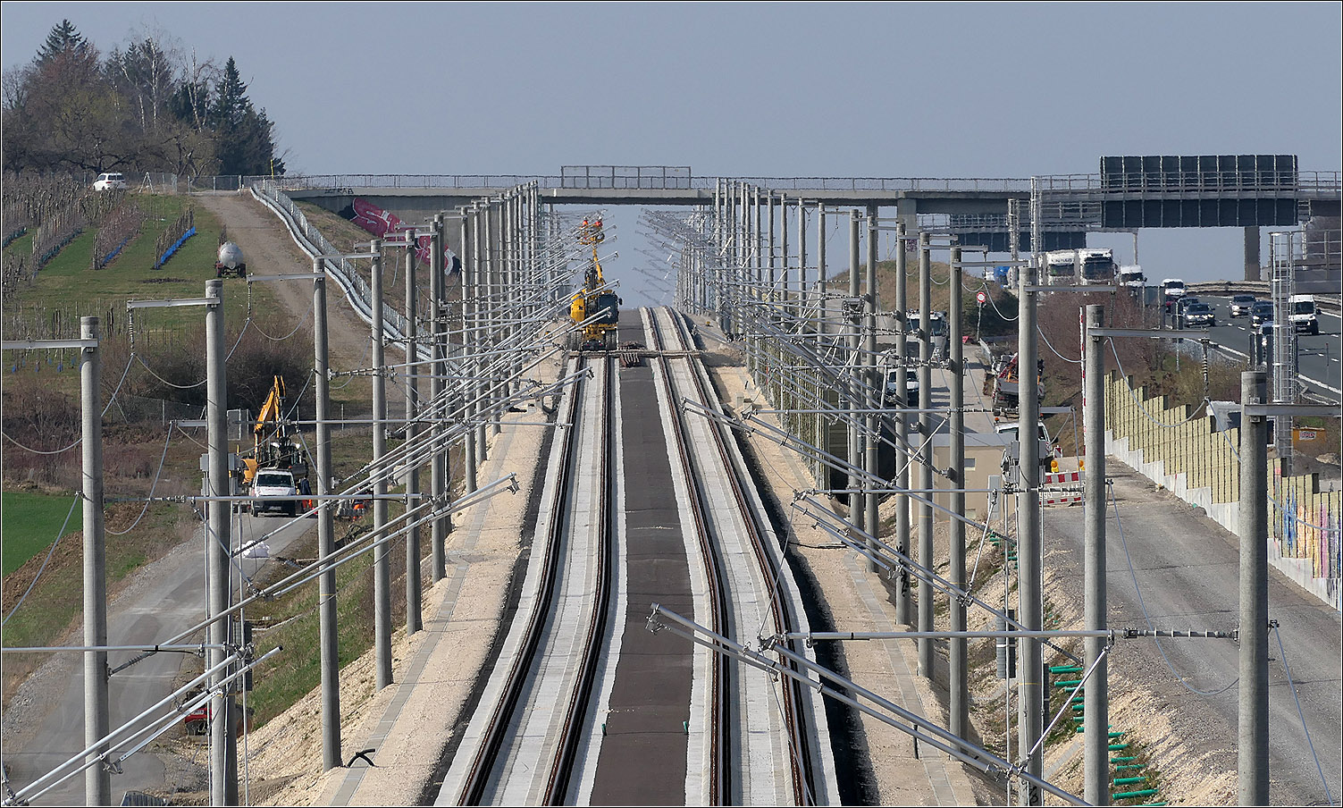 An der Autobahn entlang - 

Die noch nicht ganz fertige Schnellfahrstrecke zwischen Stuttgart und Ulm bei Köngen. Blick nach Westen in Richtung Stuttgart. Die Strecke steigt hier zur Filderebene hin an.

29.02.2024 (M)