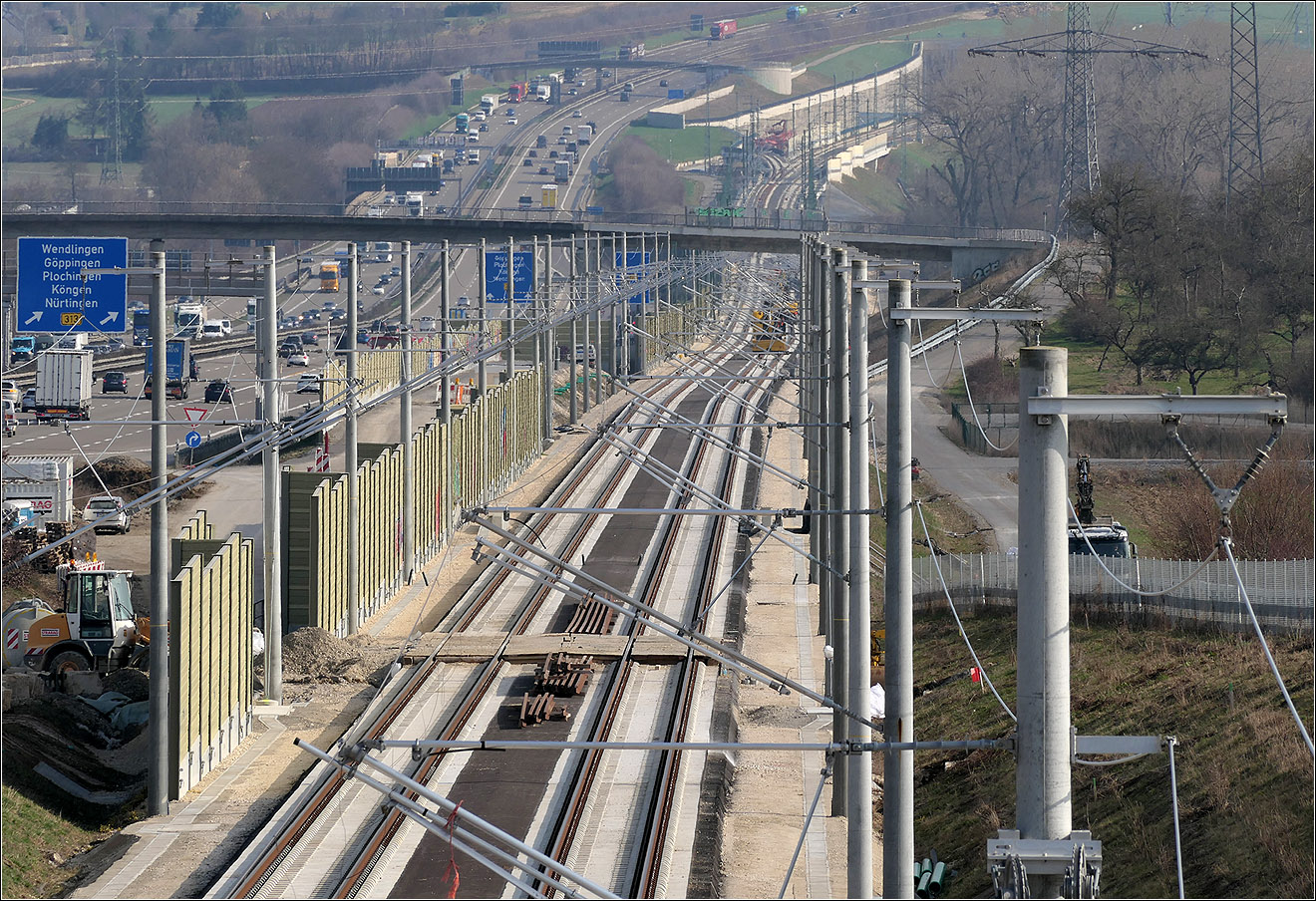 An der Autobahn entlang - 

Die noch nicht ganz fertige Schnellfahrstrecke zwischen Stuttgart und Ulm bei Köngen. Hier geht von der weiter oben liegenden Feldwegbrücke der Blick wiederum wieder hinunter ins Neckartal. Unterhalb der hellen Mauer im Hintergrund befindet sich im Einschnitt die sogenannte Güterzuganbindung über die derzeit die Züge den fertigen Abschnitt von Wendlingen nach Ulm erreichen.

29.02.2024 (M)
