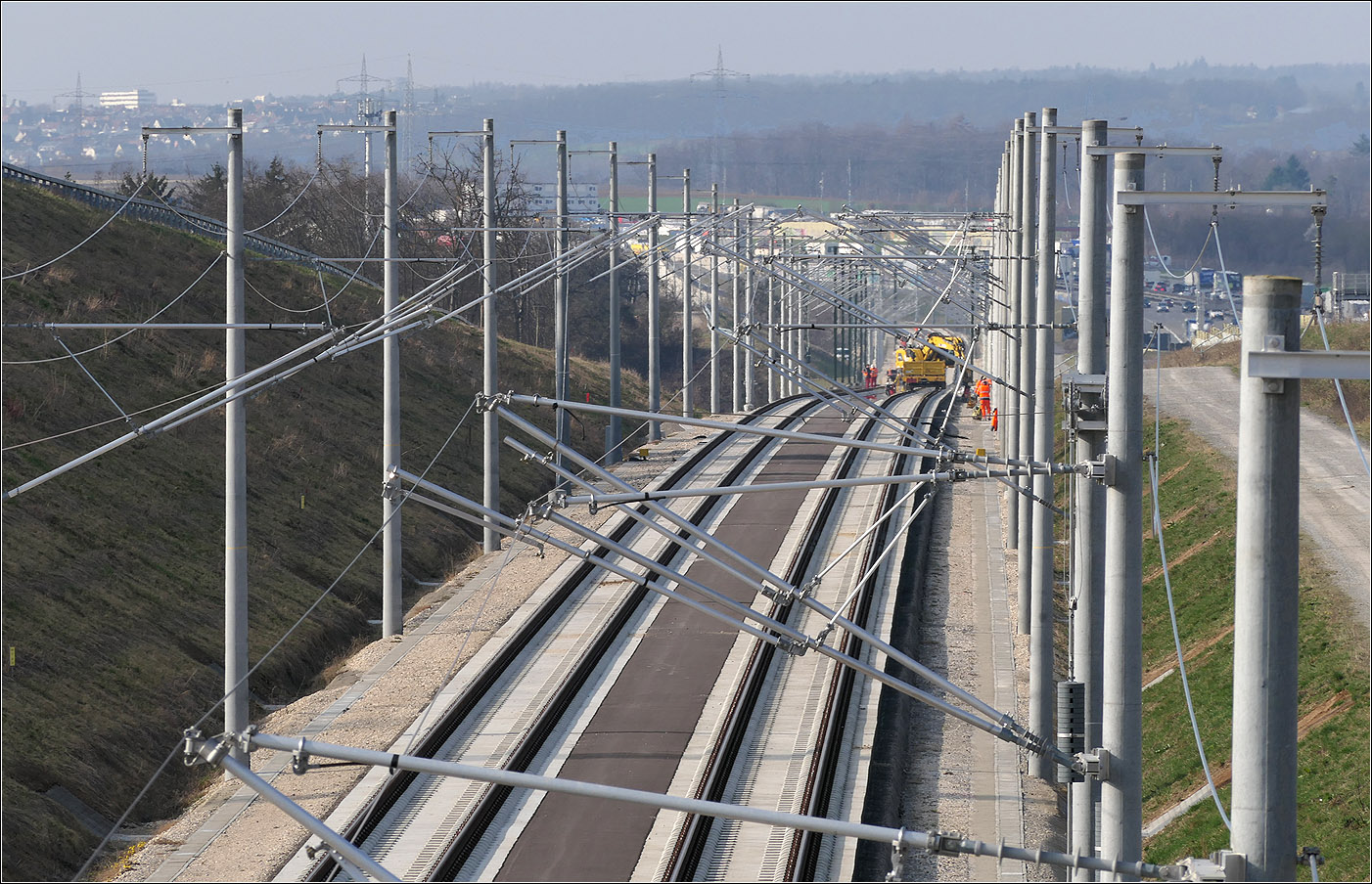 An der Autobahn entlang - 

Die noch nicht ganz fertige Schnellfahrstrecke zwischen Stuttgart und Ulm bei Köngen. Nach dem Aufstieg aus dem Neckartal geht es wieder etwas bergab. Der Blick geht nach Westen.

29.02.2024 (M)