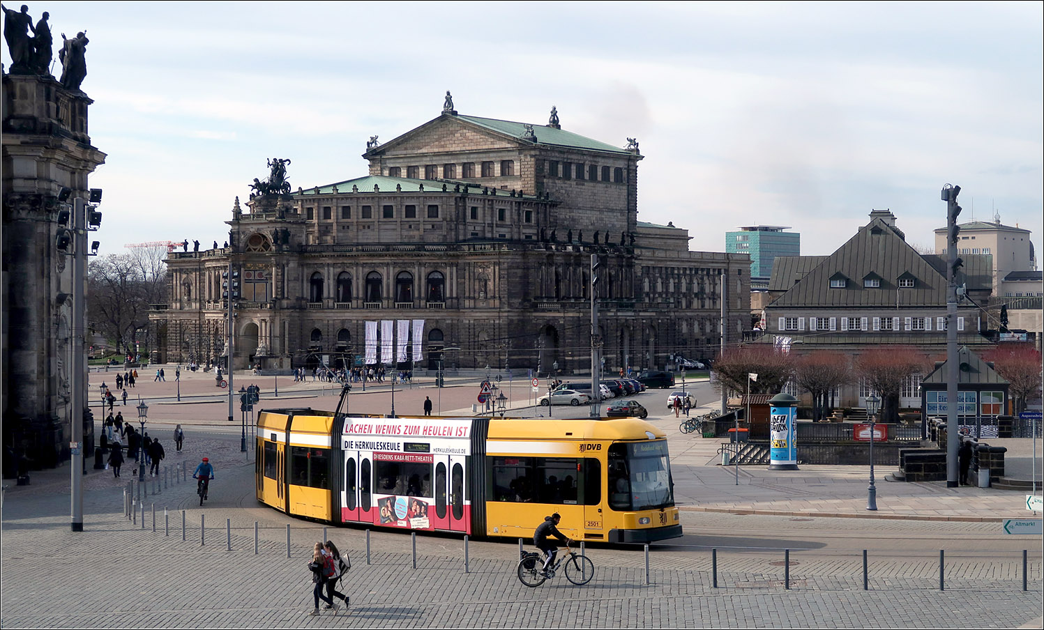 An der berühmten Semperoper - 

NGT6DD 2501 hat die Haltestelle Theaterplatz verlassen und wird gleich auf der Augustusbrücke die Elbe überqueren. 

Dresden, 22.03.2022 (M)