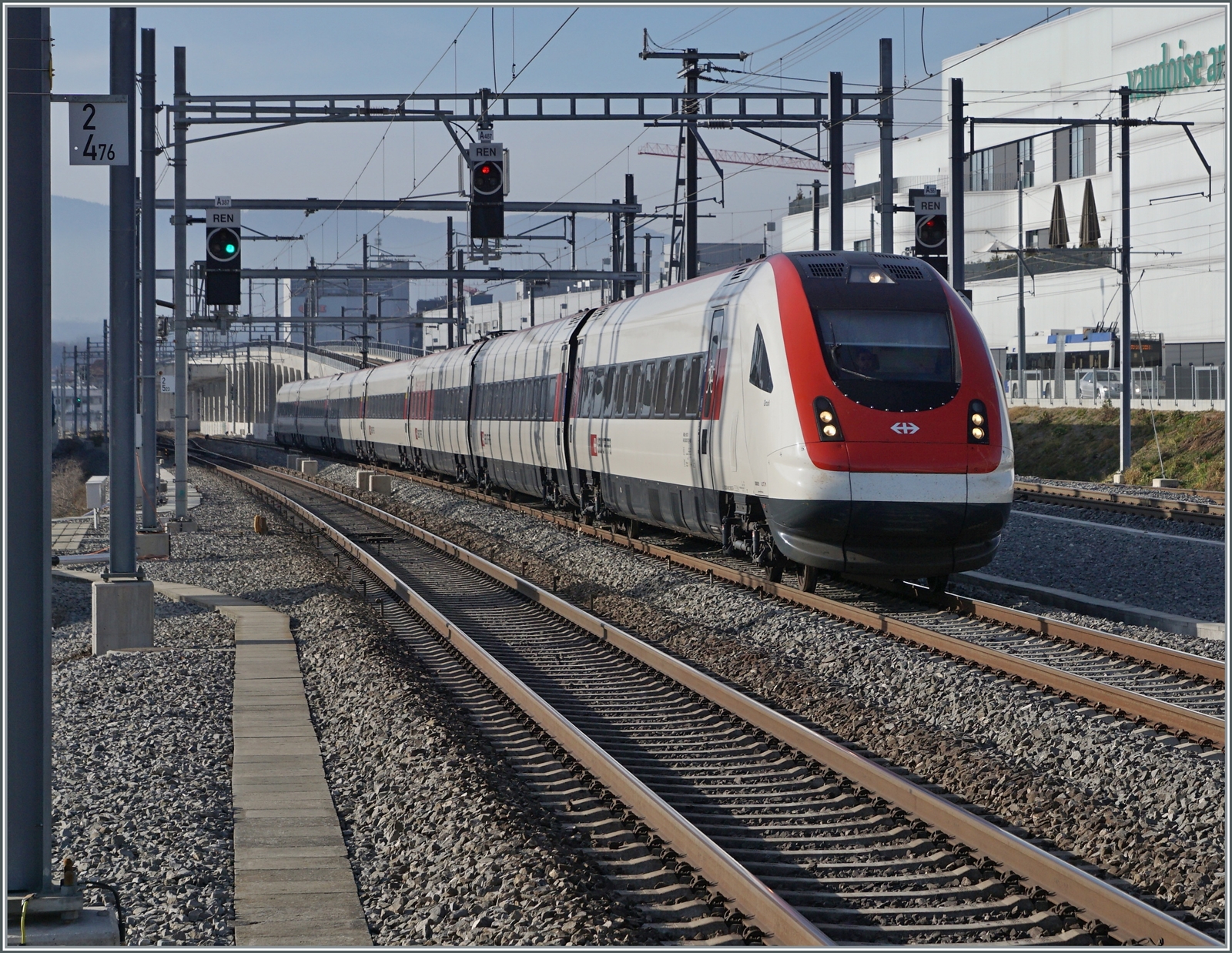An derselben Stelle in Prilly Malley ist ein SBB ICN RABe 500 auf dem Weg nach Lausanne. 
Standpunkt des Fotografen: am Ende des Bahnsteiges.

21. Februar 2023
