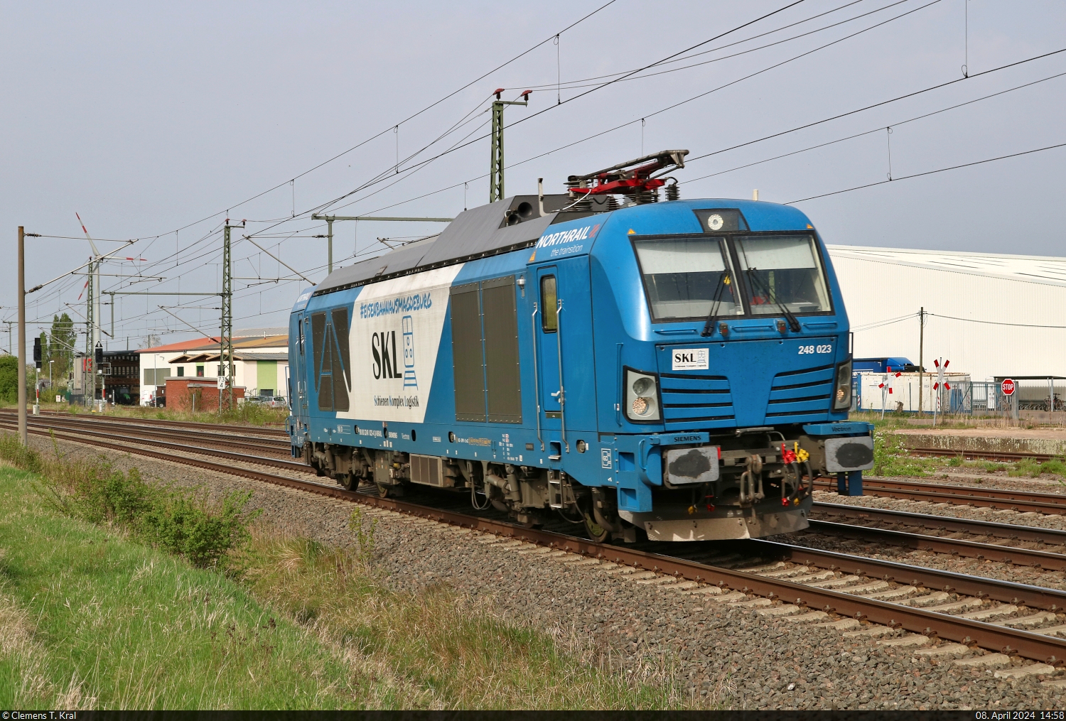 An einem ausgesprochen warmen Frühlingstag, der durch Saharastaub etwas getrübt wurde, ging es spontan nach Niemberg an die KBS 340. Als erstes kam als Tfzf die 248 023-4 (Siemens Vectron Dual Mode) Richtung Halle (Saale) vor die Kamera.

🧰 RIVE Rail Leasing Limited (RRL), eingestellt bei der northrail GmbH, vermietet an die Schienen Komplex Logistik Magdeburg GmbH & Co. KG (SKL)
🕓 8.4.2024 | 15:58 Uhr
