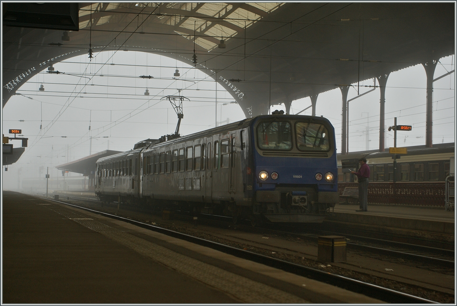 An einem nebligen Morgen steht der SNCF Z2 11501 in Strasbourg alleine in der grossen Halle und wartet auf die baldige Abfahrt. Dem Bild fehlt jegliche helle ode aufdringliche Farbe, Details liegen im Nebel verborgen und es war gerade die Stimmung dieses Bildes, die mich bewog, die heutigen sechs Fotos hochzuladen.
Möge die Fotografie der etwas andern Art dem einen oder anderen Zeit und Ruhe zu geben in die verschiedenen Stimmung der Bilder einzutauchen.

29. Oktober2011