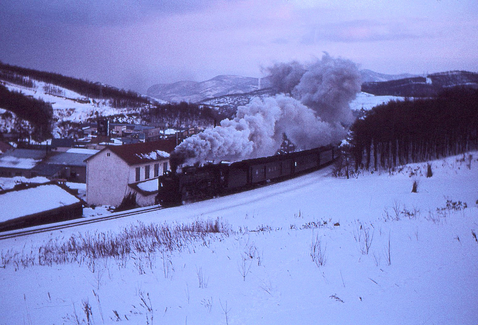 An der einstigen Hauptstrecke von Hakodate über den Pass von Kutchan nach Sapporo wurden die meisten Züge am 26.Dezember 1971 noch mit Dampf geführt. Hier hinter Lok D51 353 im Aufstieg von Otaru via Shikaribetsu nach Kutchan. 