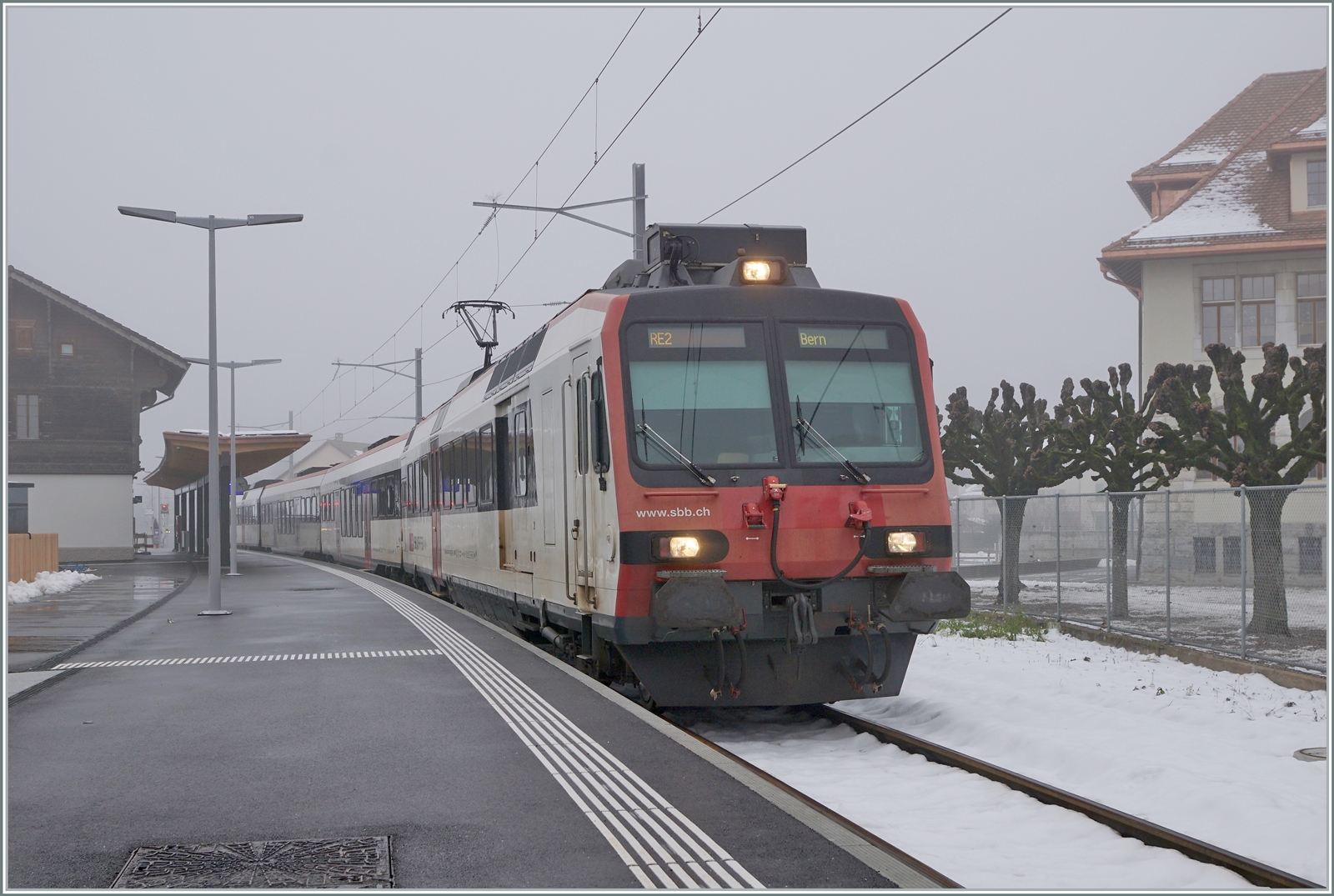 An etwa der selben Stelle, aber von der Gegenseite aufgenommen steht knapp ein Jahr später eine SBB RBDe 560 als S2 nach Bern. Der  Bahnhof  hat nun alle Weichen verloren. 

15. Dezember 2022