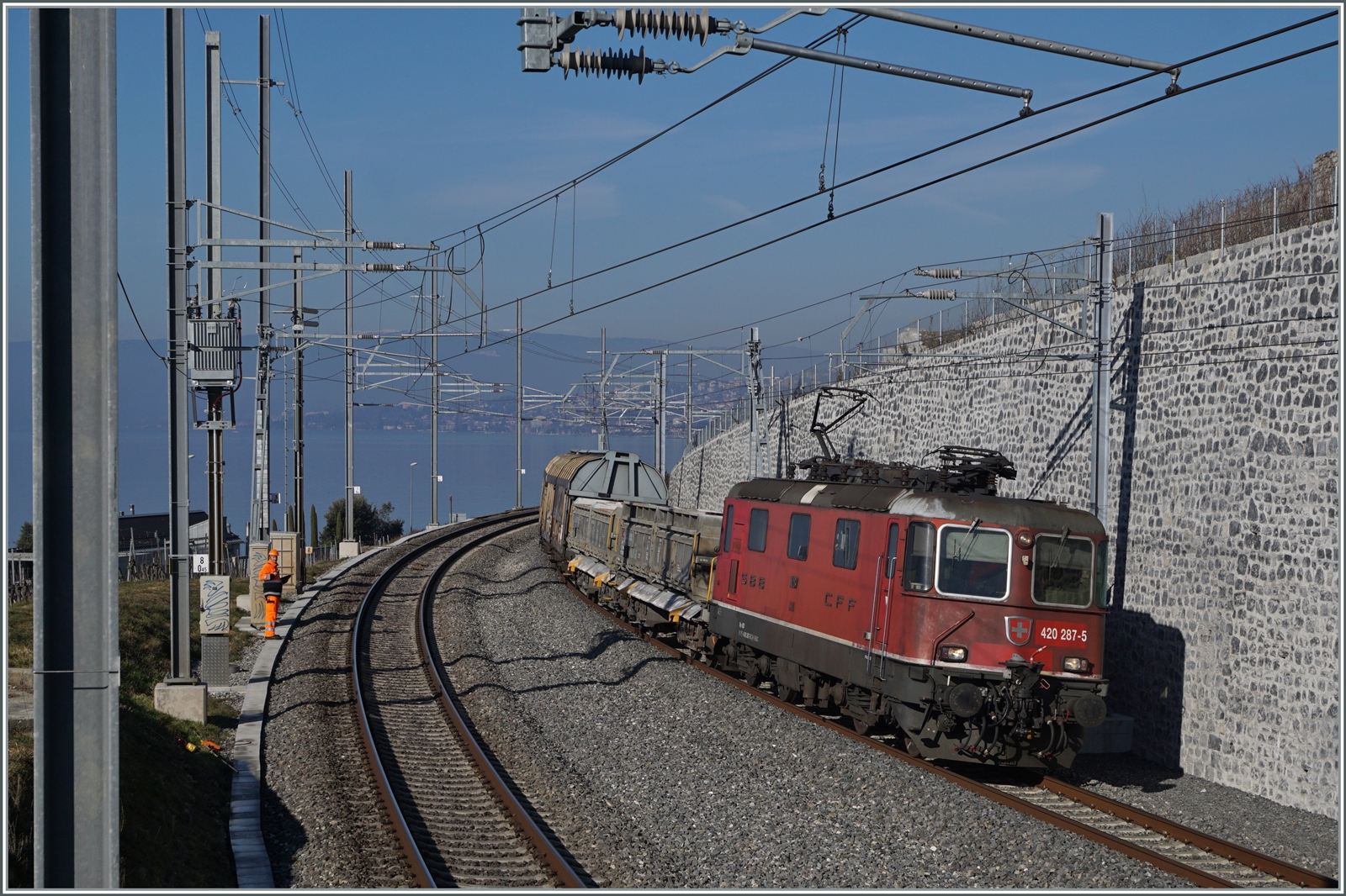 An der gleichen Stelle zeigt sich die SBB Re 4/4 II 11285 (Re 420 287-5) mit einem Güterzug auf der Fahret in Richtung Villeneuve.

16. Februar 2023  