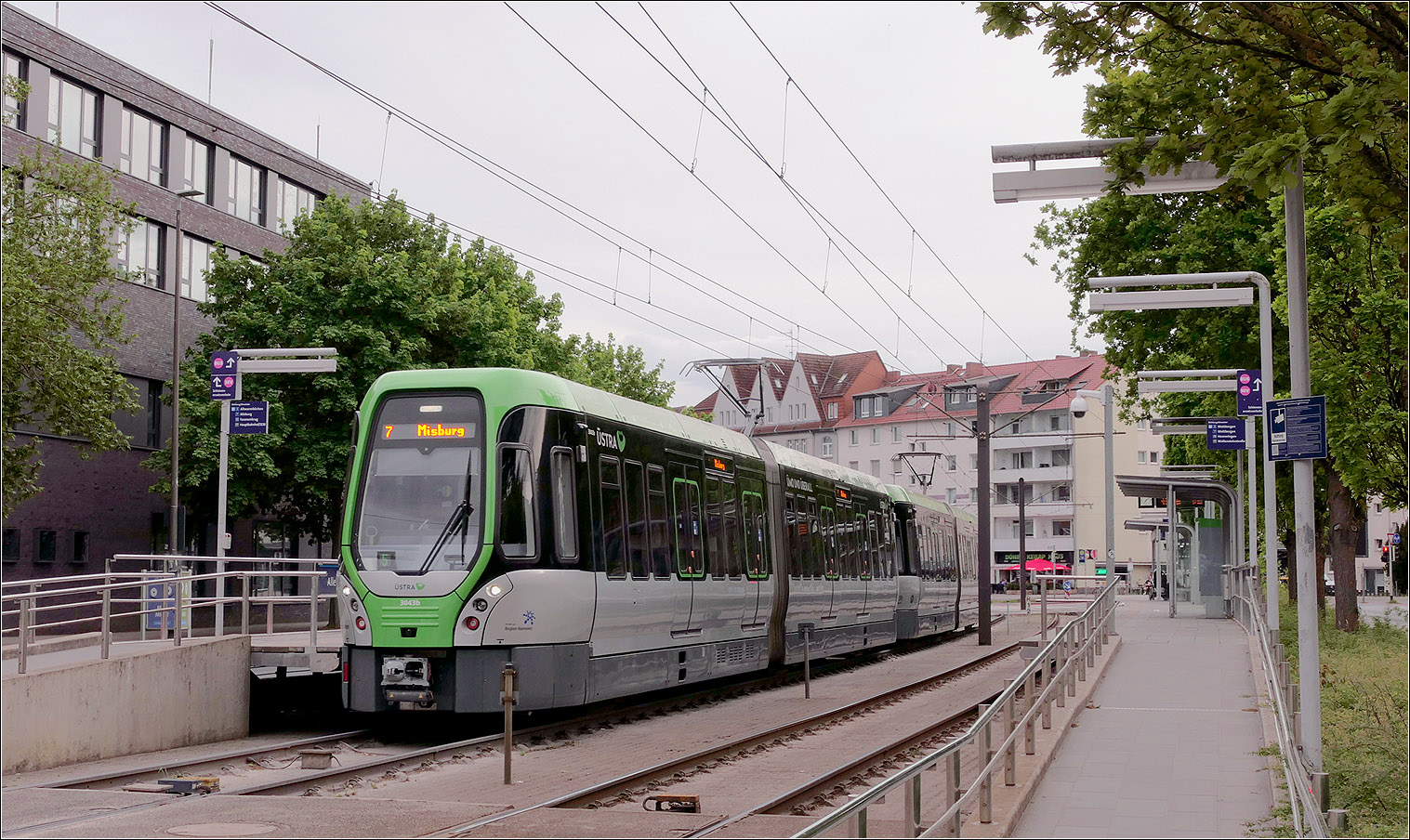 An der Haltestelle Allerweg - 

... steht der Stadtbahnzug der Linie 7 nach Misburg, gebildet aus den Wagen 3043 + 3094.

03.05.2026 (M)