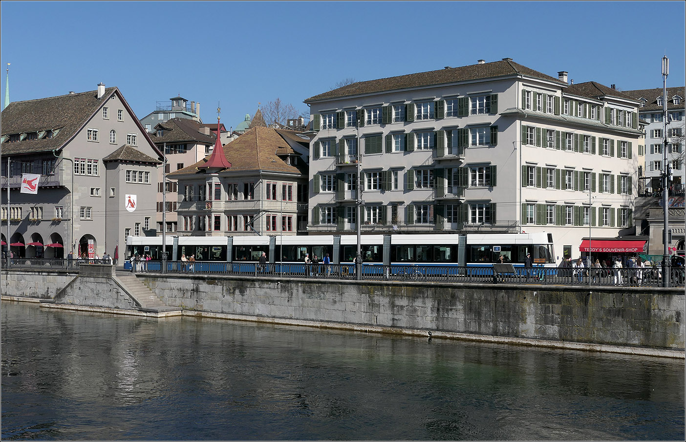 An der Limmat entlang -

Ein Flexity Tram der Linie 4 in Richtung Altstetten auf dem Limmatquai in Zürich.

06.03.2025 (M)