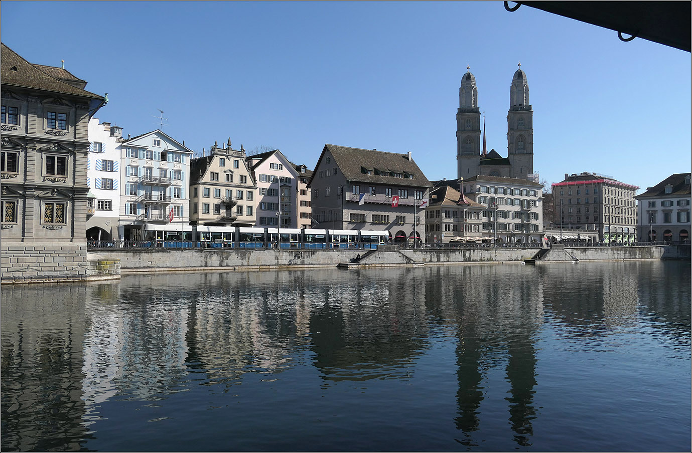 An der Limmat entlang - 

In Fahrtrichtung Tiefenbrunn sieht man hier ein Flexity Tram auf dem Limmatquai beim Rathaus (links). Rechts die beiden Türme der Grossmünsters.

25.03.2025 (M)