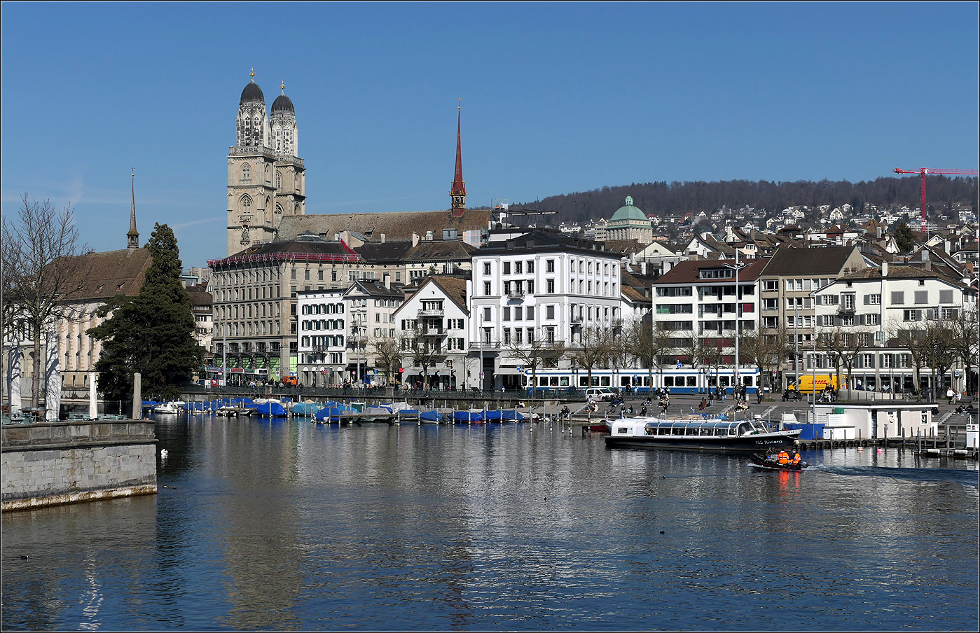 An der Limmat entlang - 

Unauffällig fügt sich das Cobra Tram in ihr Umfeld am Limmatquai ein. Im Hintergrund das Züricher Grossmünster.

06.07.2025 (M)