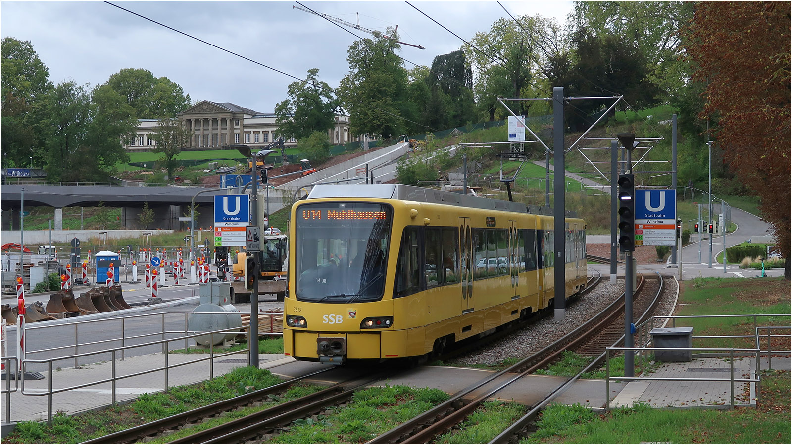 An der Stuttgarter Wilhelma - 

... wird die Bahn der Linie U14 gleich stoppen. Links oben das Schloss Rosenstein. Darunter die neue Bahnbrücke über den Neckar und die beiden neuen Tunnelportale. Da auch die Bundesstraße 10 in einen Tunnel verlegt wurde, kann die bisherige Bundesstraße zurückgebaut werden, was links neben der Stadtbahn im Gang ist. 

27.09.2022 (M)