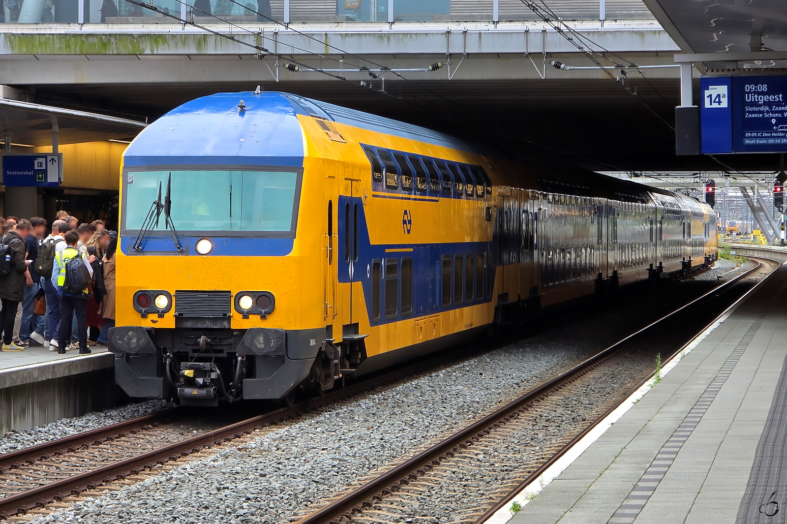 Andrang am Bahnsteig nach der Ankunft des elektrisches Triebzuges 7614 der Niederl�ndischen Staatsbahn, so gesehen anfang September 2026 am Hauptbahnhof in Utrecht.