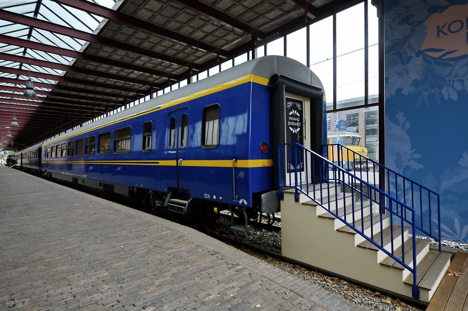 Anfang der 1990er Jahre sollten neue Wagen f�r den k�niglichen Zug (Koninklijke Trein) der niederl�ndischen Monarchenfamilie beschafft werden. Als Basis sollten bei Talbot in Aachen gebaute ICR-Wagen (First Class Intercity) der Niederl�ndischen Eisenbahn dienen. Hier zu sehen ist Wagen SR 10 (61 84 89-70 003-8, Baujahr 1980), welcher 1991 umfassend zum k�niglichen Salonwagen f�r K�nigin Beatrix umgestaltet und modernisiert wurde. (Eisenbahnmuseum Utrecht, September 2026) 
en f�r den k�niglichen Zug (Koninklijke Trein) gebaut. . Im September 2026 war dieser im Eisenbahnmuseum Utrecht ausgestellt. 