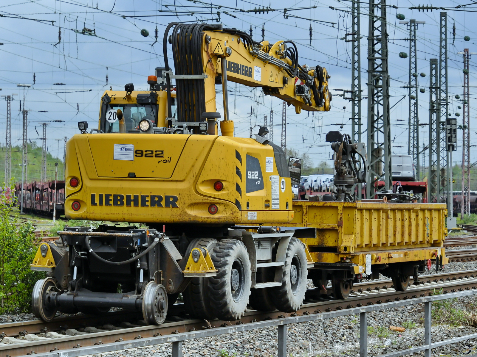 Anfang April 2024 war in Bochum-Langendreer dieser Zweiwegebagger LIEBHERR 922 Rail zu sehen.