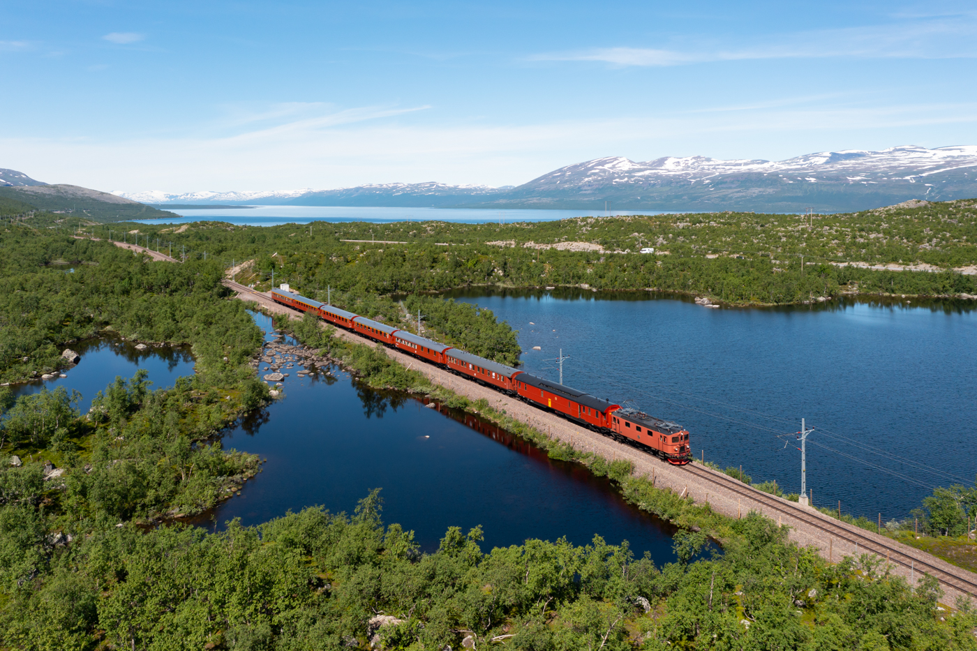 Anfang Juli 2022 gab es anlässlich des Kiruna Festivals ein großes Eisenbahnfest auf der Erzbahn. Es war die letzte Gelegenheit auf dieser Strecke Museumsverkehr zu betreiben, denn die Strecke wird seitdem mit dem neuen Zugsicherungssystem ETCS betrieben. Am 30.06.2022 ist die Da888 aus dem Jahr 1955 mit einem historischen Schnellzug auf dem Weg von Abisko entlang des Sees Torneträsk zurück nach Kiruna. In wenigen Minuten wird der Betriebsbahnhof Stenbacken erreicht.