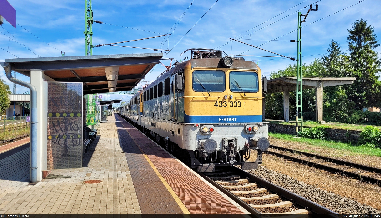 Angekommen in Balatonfenyves (HU). 433 333-6 und eine nicht näher bekannte Schwesterlok verlassen fast pünktlich den Bahnhof auf Gleis 3.

🧰 MÁV
🚝 IC 844  Tópart Intercity  Budapest-Déli pu (HU)–Nagykanizsa (HU) [+5]
🕓 29.8.2022 | 13:49 Uhr