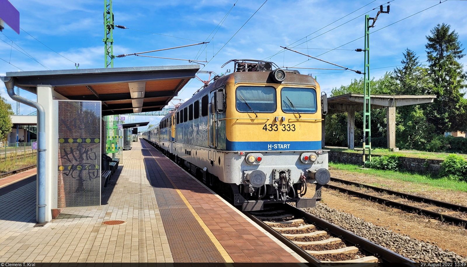 Angekommen in Balatonfenyves (HU). 433 333-6 und eine nicht näher bekannte Schwesterlok verlassen fast pünktlich den Bahnhof auf Gleis 3.

🧰 MÁV
🚝 IC 844  Tópart Intercity  Budapest-Déli pu (HU)–Nagykanizsa (HU) [+5]
🕓 29.8.2022 | 13:49 Uhr