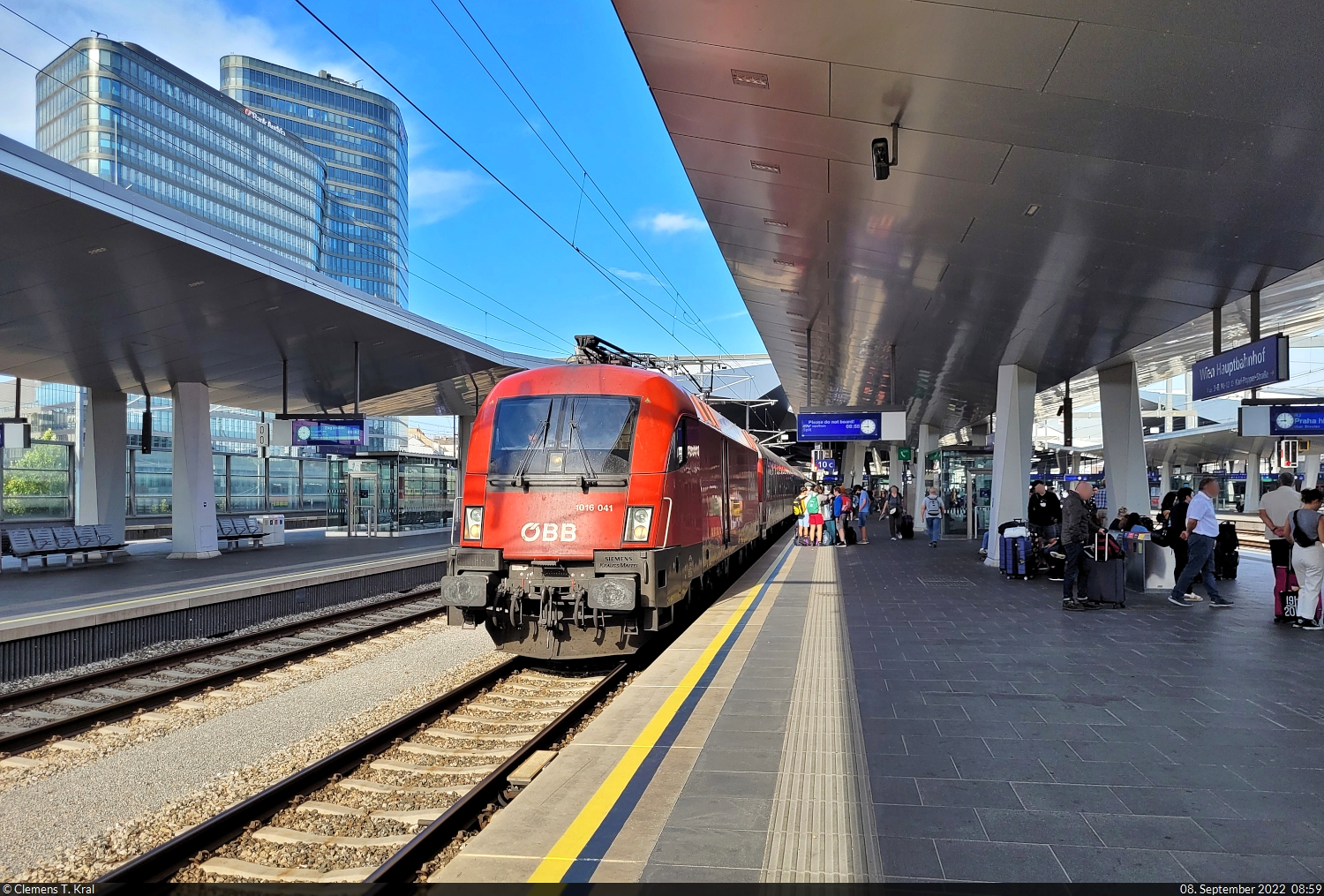 Ankunft aus Split (HR) in Wien Hbf (A) auf Gleis 10. 1016 041-4 (Siemens ES64U2) hat den EuroNight auf die Minute pünktlich und zur vollen Zufriedenheit der Reisenden in die Hauptstadt Österreichs gebracht. Punkt 9:00 Uhr fährt der Taurus mit den slowakischen Wagen noch weiter in deren Heimat – nach Bratislava. Zuvor werden aber die ebenfalls mitgeführten Pkw in der hier benachbarten Autoreisezuganlage entladen.

🧰 ÖBB | ZSSK
🚝 EN 1152 Split (HR)–Bratislava hl.st. (SK)
🕓 8.9.2022 | 8:59 Uhr