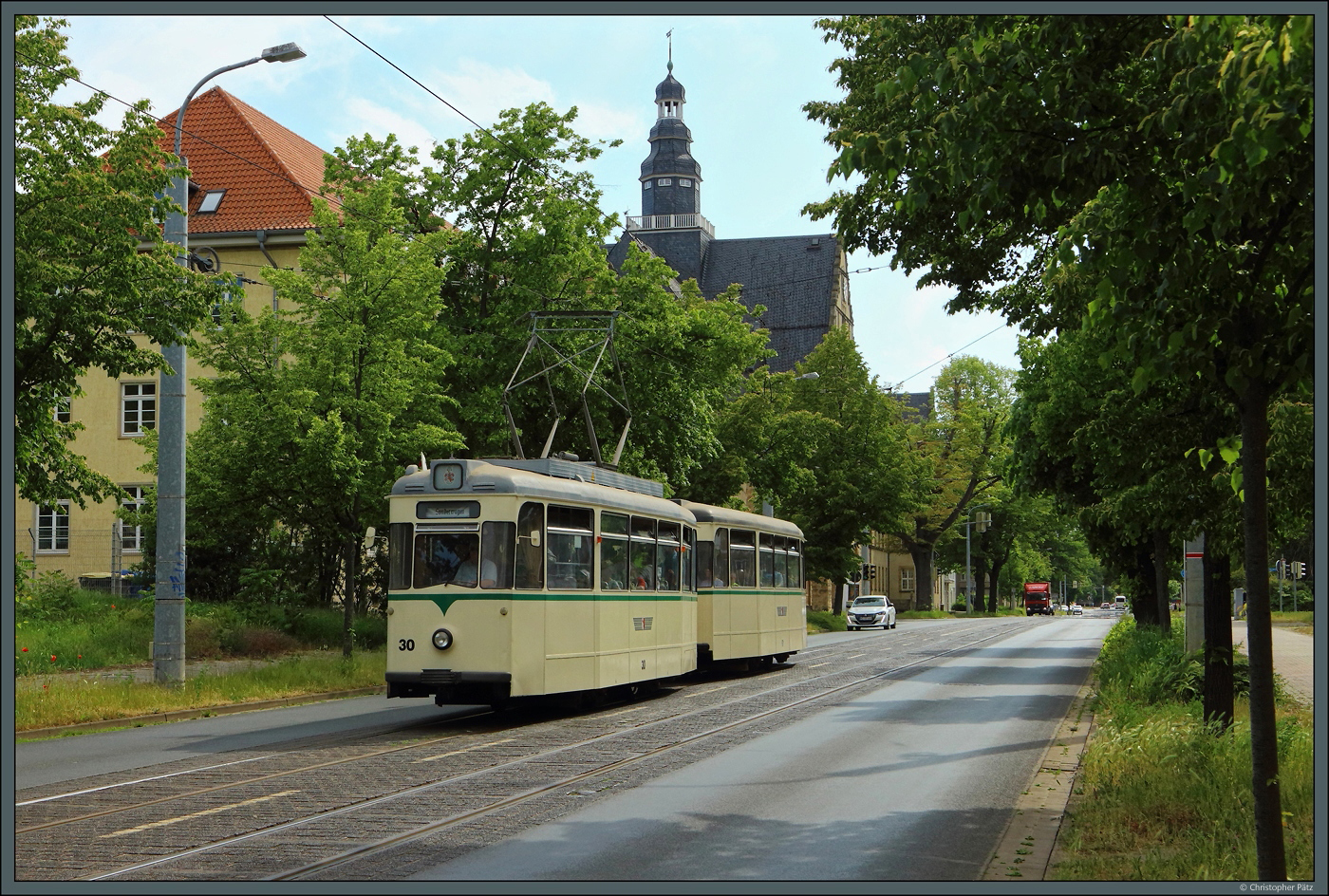 Anlässlich des 120-jährigen Straßenbahnjubiläums ist der Gothawagen 30 am 03.06.2023 unterwegs durch Halberstadt. Hier rollt er mit passendem Beiwagen vor dem Amtsgericht Richtung Hauptbahnhof.