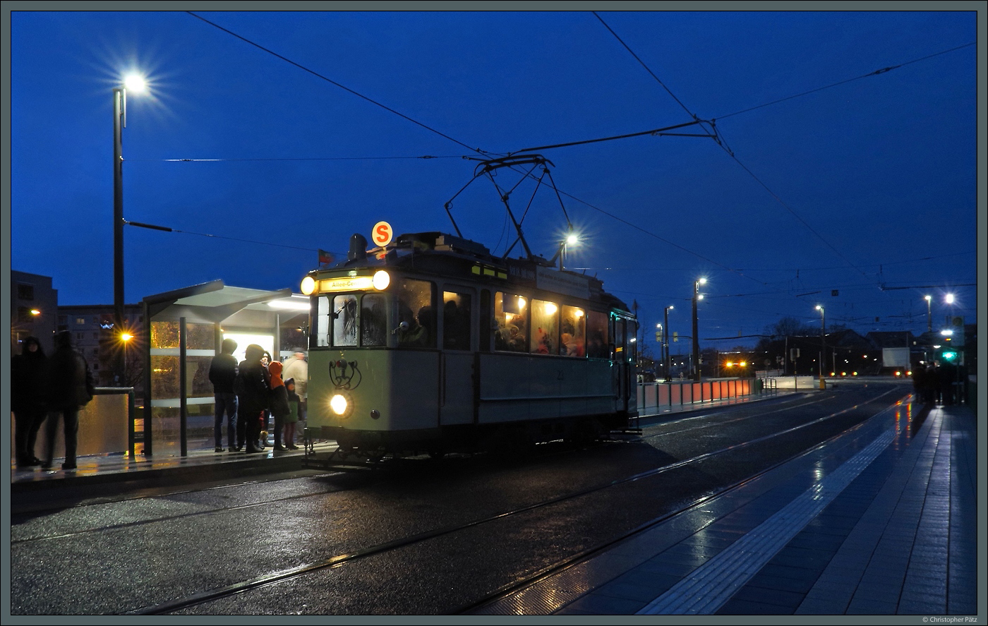 Anlässlich der Eröffnung der neuen Elbbrücke in Magdeburg pendeln am 22.12.2023 historische Straßenbahnen zwischen den Haltestellen Allee-Center und Heumarkt. Tw 23 steht hier zur blauen Stunde an der Haltestelle Heumarkt.