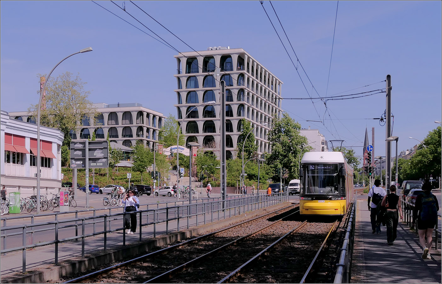 Architektur und Stra�enbahn - 

Eigenwillige Neubauten von Chipperfield Architects (London, Berlin) auf dem B�tzow-Areal in Berlin an der Prenzlauer Allee. 

Im Vordergrund verl�sst eine Flexity Berlin der Linie M2 die Haltestelle Mollstra�e/Prenzlauer Allee.

03.05.2026 (M)