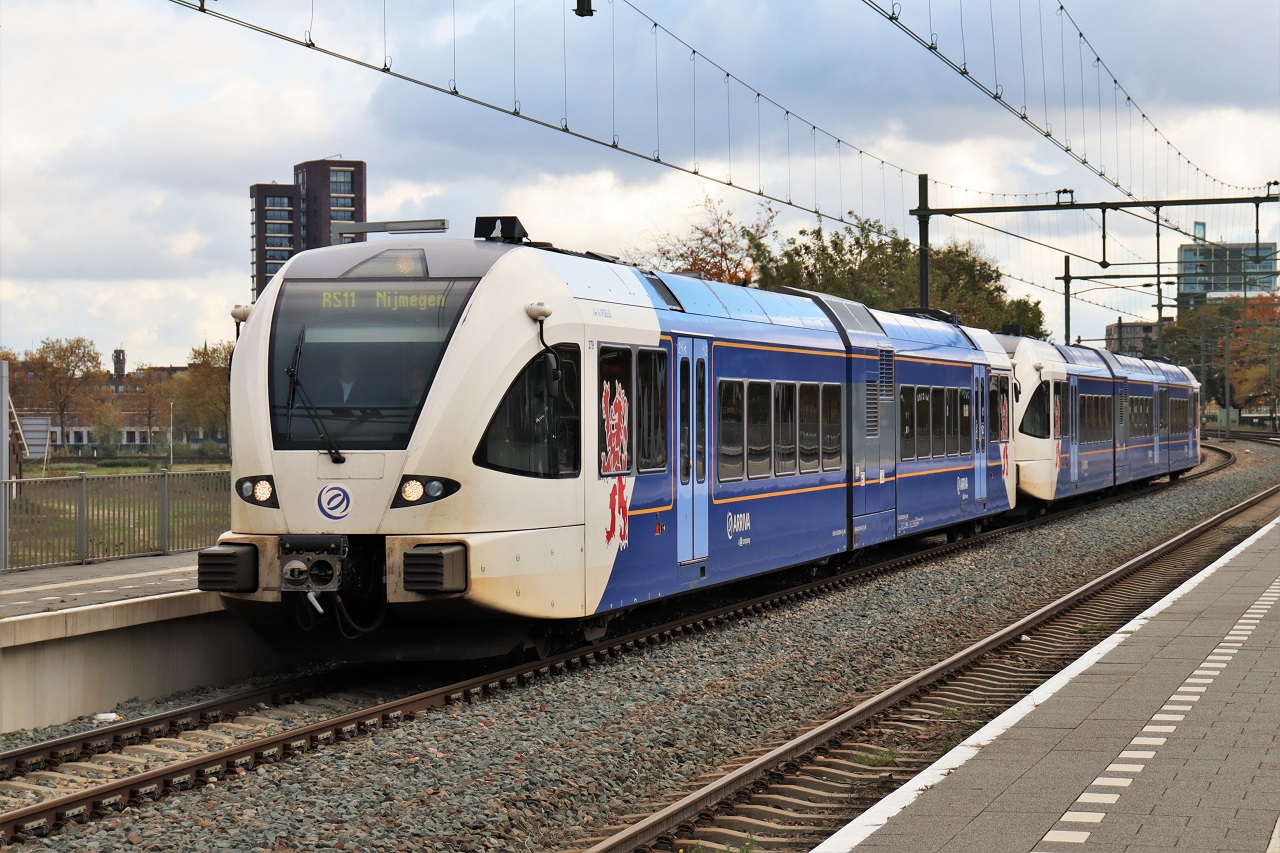 Arriva 279 mit 382 (Stadler GTW 2/6 + GTW 2/8) als RS11 Roermond - Nijmegen in Blerick am 11.11.2023.