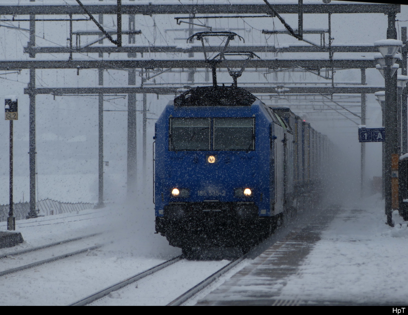 ATLU - Lok 91 80 6 185 535-2 vor Güterzug bei der durchfahrt im Bhf. Münsingen am 02.12.2023