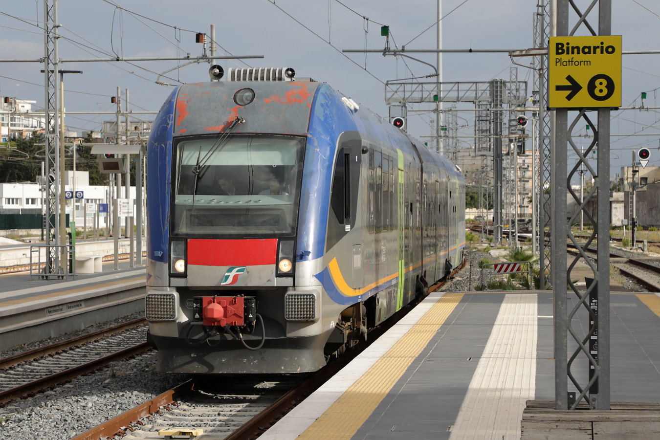 ATR 220 012 (9583 4220 845-0 I-FSE) f�hrt als R 90914 aus Gagliano in Lecce ein, 16.10.2026