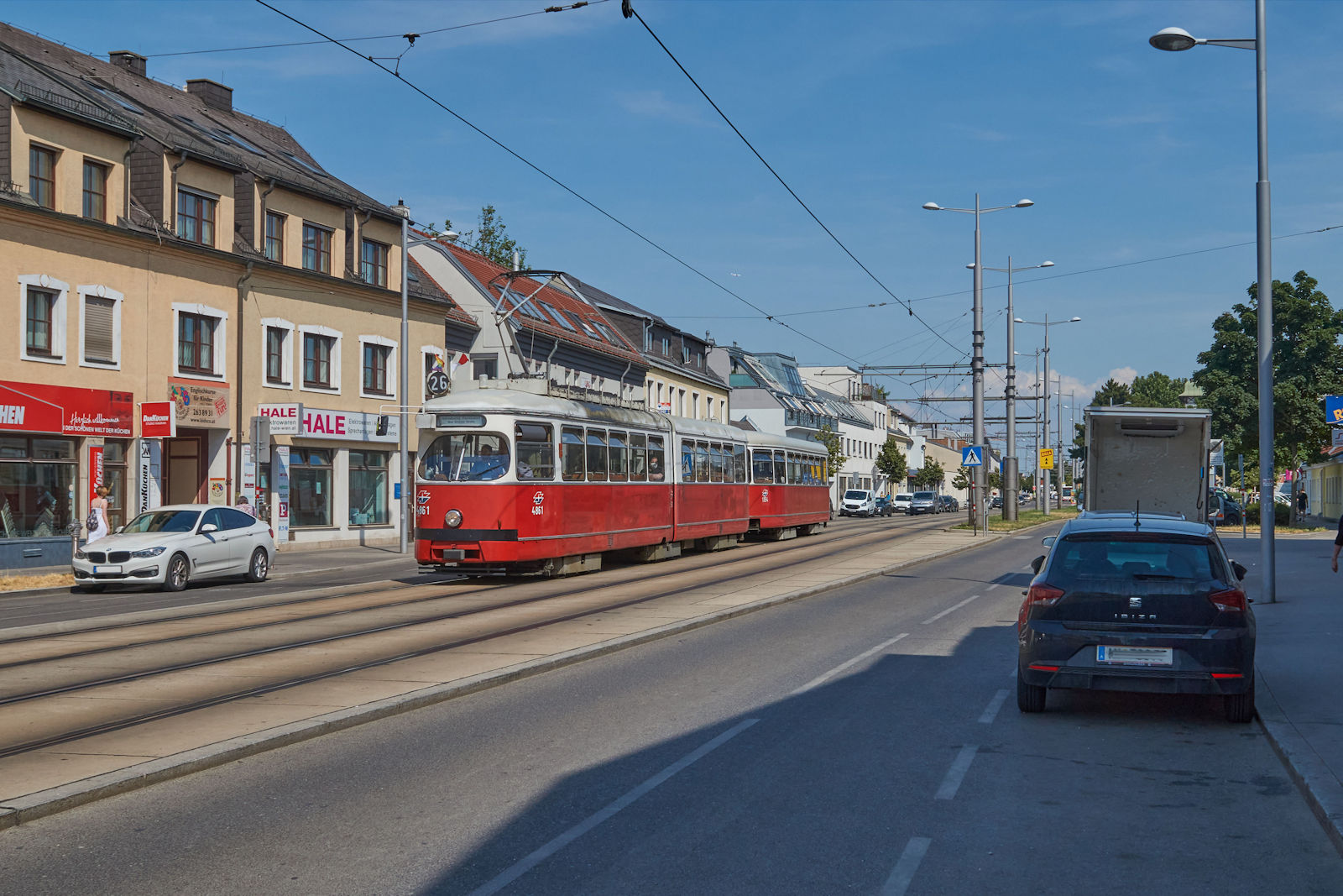 Auch auf der Wiener Linie 26 fuhren im Sommer 2021 noch E1-c4-Züge. Am 28.06.2021 fuhr E1 4861 mit c4 1354 über den Kagraner Platz in Wien-Kagran.