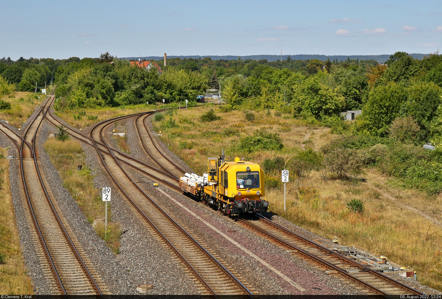 Auch der Streckenabschnitt zwischen Halberstadt und Wernigerode Hbf (Gleis links oben) war wegen Oberbaumängeln in diesem Sommer gesperrt, und so musste 741 123 (Gleisarbeitsfahrzeug GAF100R) mit einem Kleinwagen voller neuer Schwellen in Halberstadt ausrücken.
Aufnahme von der Magdeburger Chaussee (B 81).

🧰 DB Netz AG
🕓 8.8.2022 | 12:24 Uhr