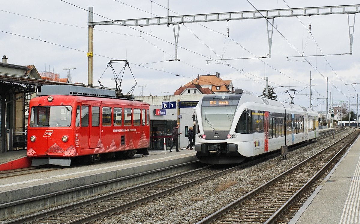 Auch wenn es auf den ersten Blick nicht so aussieht, hier ist ein direkter Umstieg von S-Bahn zu S-Bahn möglich: Links der BDeh 1/2 1 der Bergbahn Rheineck-Walzenhausen als S 26 nach Walzenhausen, rechts der Thurbo AG-RABe 526 795 als S 2 nach Nesslau (Bahnhof Rheineck 27.02.2023) 