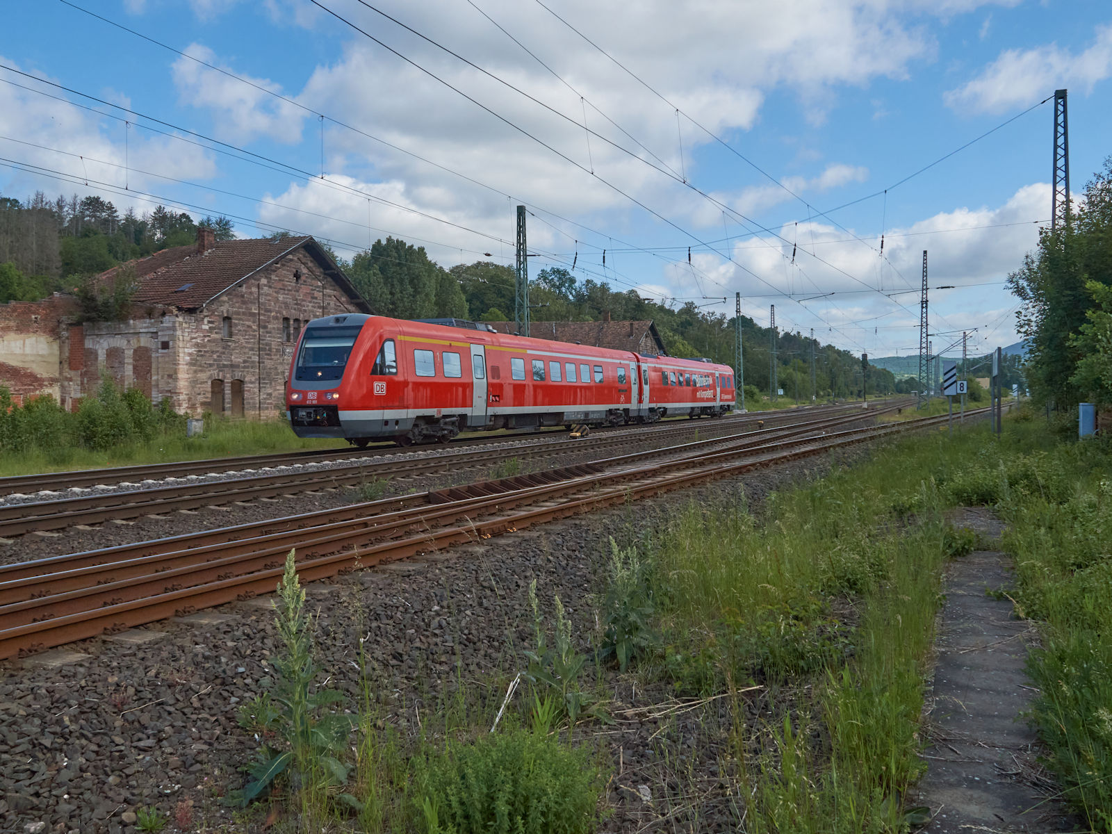 Auf der alten Nord-Süd-Strecke gibt es gelegentlich auch besondere Züge zu sehen. Am 13.06.2021 war 612 401 von DB Systemtechnik im ehemaligen Bahnhof Eschwege West in Richtung Süden unterwegs.