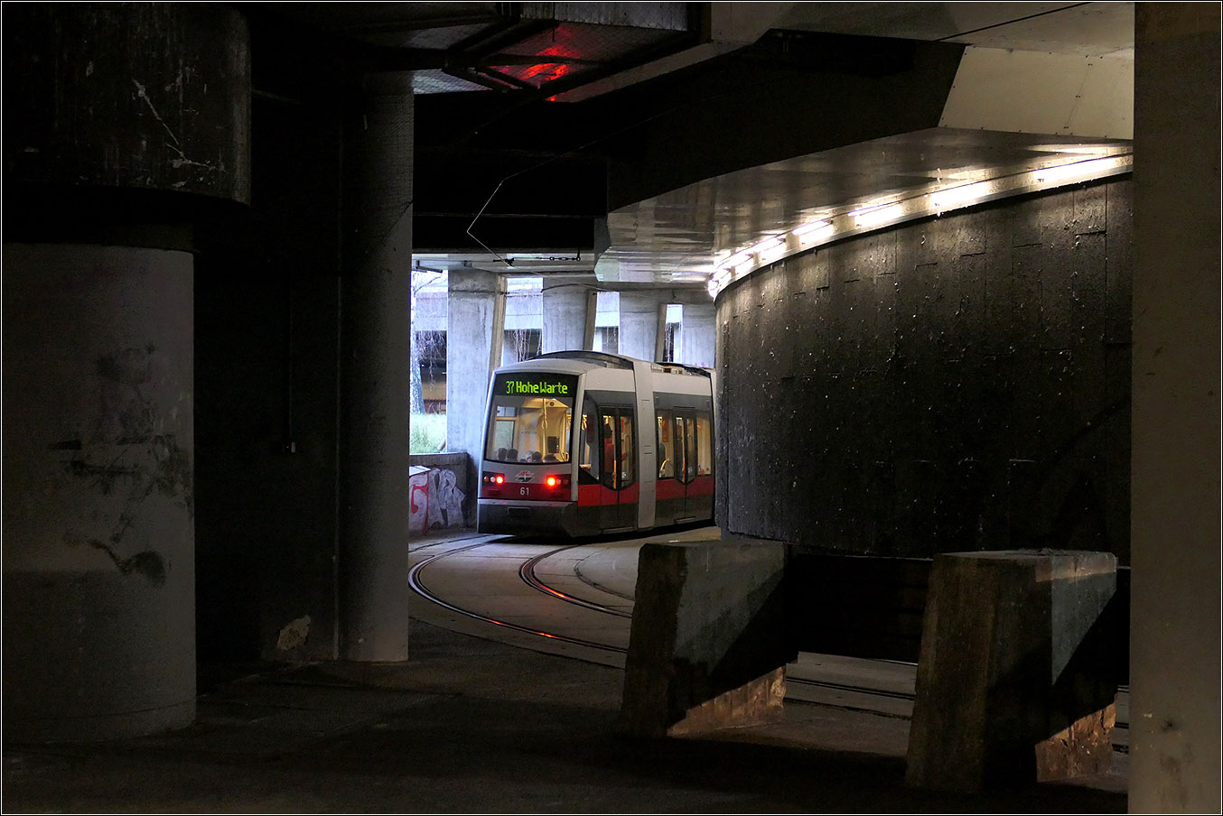 Auf Bahnfoto-Tour durch Wien - eine Chronologie (Mo. 03 Feb. 16:43)

Nach der Einfahrt in die Rampe durchfahren die Straßenbahnen zunächst die in einer Galerie liegende Wendeschleife bis zu ihrem Haltepunkt am Ende der Schleife.

03.02.2025 (M)
