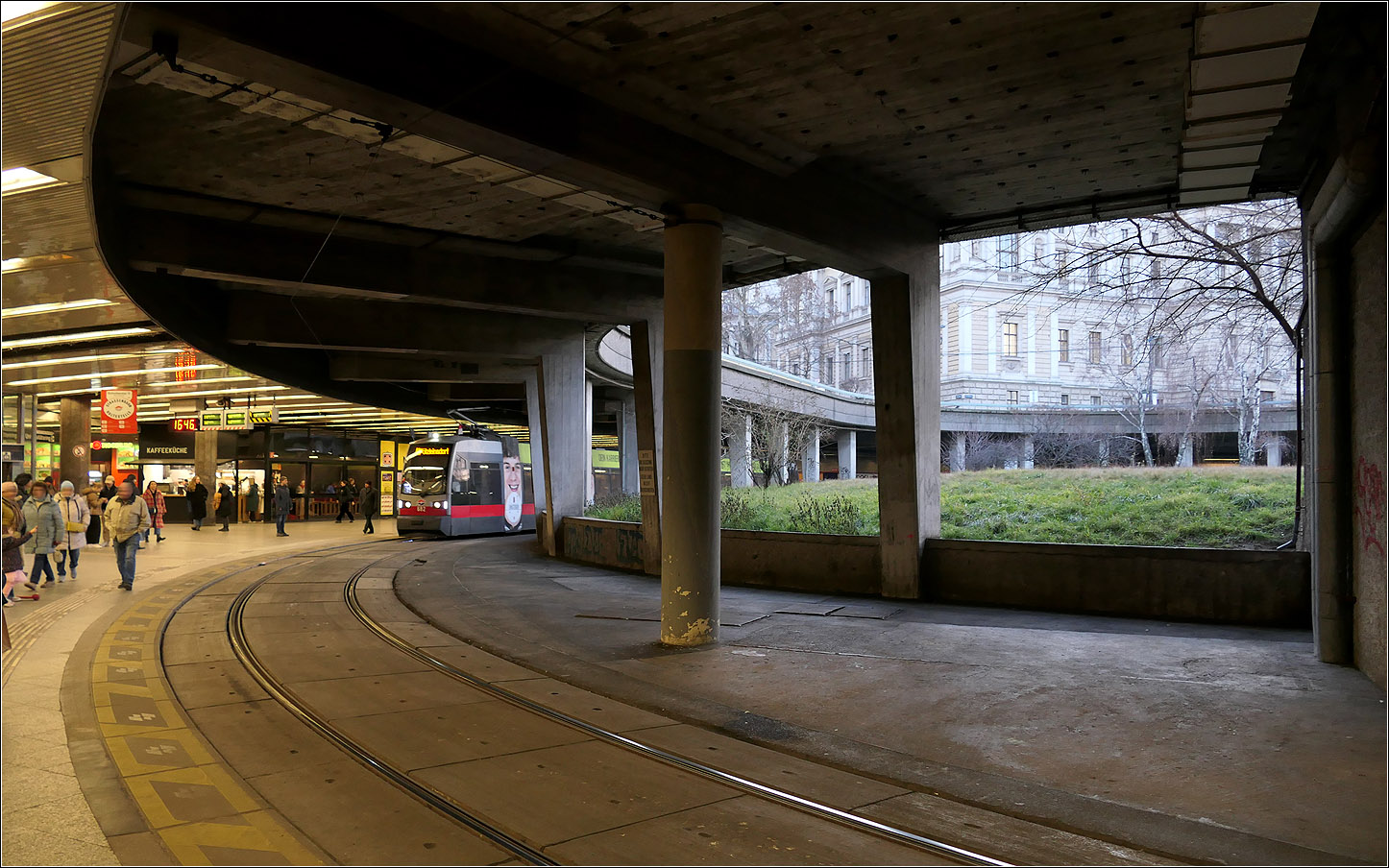 Auf Bahnfoto-Tour durch Wien - eine Chronologie (Mo. 03 Feb. 16:47)

Hier ein Blick auf den tiefer gelegten Grünbereich innerhalb der doppelstöckigen Schleife am Schottentor. Die Straßenbahnen auf der unteren Ebende umrunden diese 'Wiese' in einer Galerie. Ein Verkehrsbauwerk das es sonst nirgendwo gibt.

03.02.2025 (M)