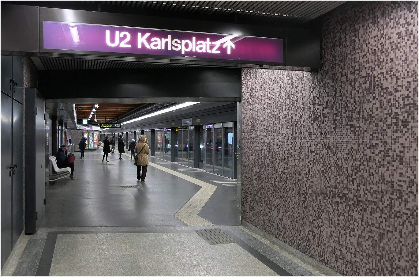 Auf Bahnfoto-Tour durch Wien - eine Chronologie (Di. 04. Feb. 14:22) 

An der Station Volkstheater unterbrach ich meine Fahrt mit der U3 und war einen Blick in einen der versetzt zueinander liegenden Bahnsteigebenen der U2. Einst als U-Strabtunnel gebaut wird diese Streckenabschnitt bald zur ersten vollautomatischen U-Bahnlinie in Wien. 

Die U2 wird aufgespalten und der einstige Straßenbahntunnel wird Teil der neuen Linie U5, die zunächst ab Rathaus bis zu einer neuen Station Frankhplatz - Altes AKH in der Nähe des Schottentors verlängert wird, Während die U2 in ein paar Jahren vom Schottentor über einen neue Station Rathaus zum Bahnhof Matzleinsdorfer Platz fahren wird. Dieser Streckenabschnitt wird in großer Tieflage liegen. 

Für den Umbau der Haltestellen und Einbau der Bahnsteigtüren für die U5 wurde die U2 im Abschnitt Schottentor - Karlsplatz für eine längere Zeit außer Betrieb genommen. 

04.02.2025 (M)