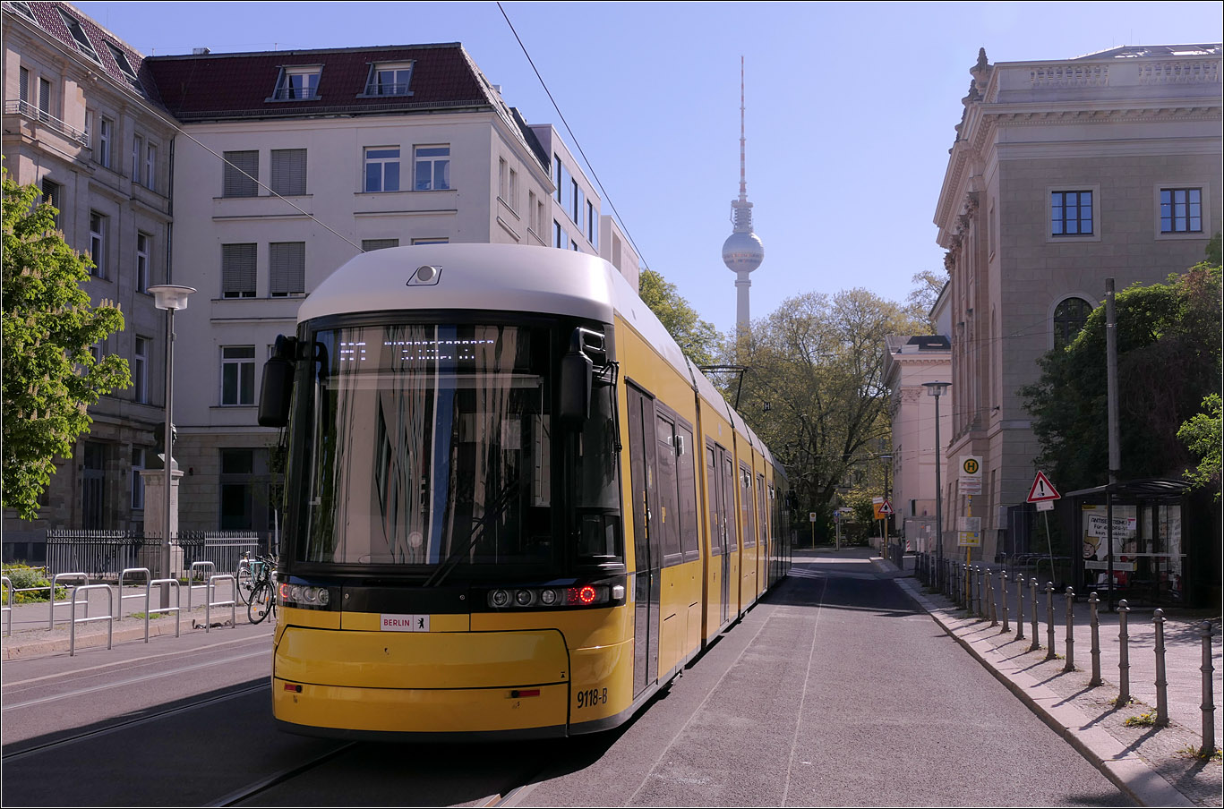 Auf  den Berliner Fernsehturm ausgerichtet - 

Flexity Berlin 9118 als Linie M1 an der Endhaltestelle Am Kupfergraben.

01.05.2026 (M)

