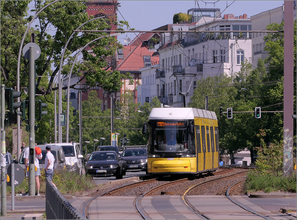 Auf Betriebsfahrt - 

... ist hier Flexity Berlin 4022 auf einem eigenen Bahnk�rper in der Prenzlauer Allee unterwegs.

03.05.2026 (M)

