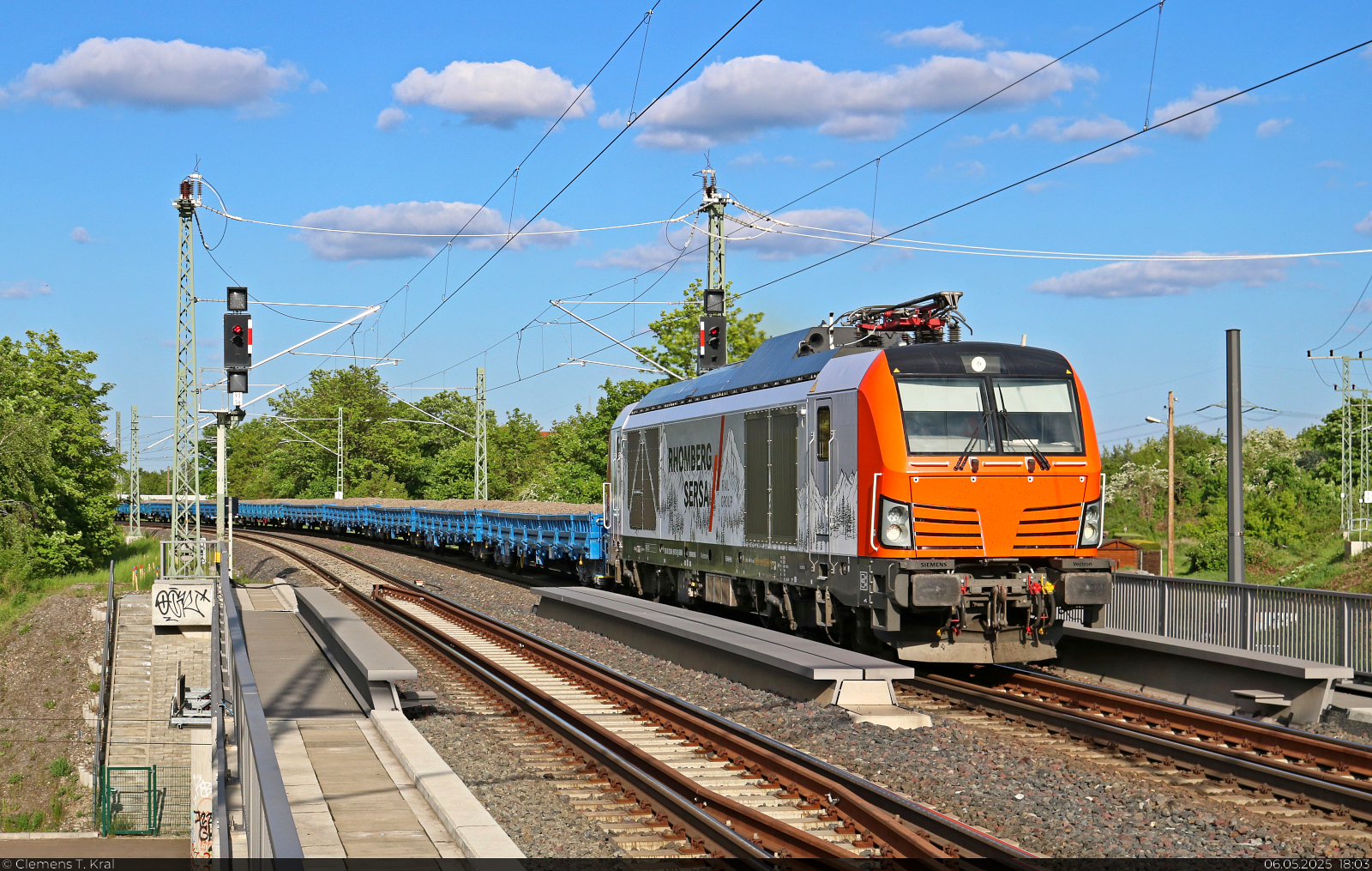 Auf dem Gegengleis und mit einer Menge Schotter am Haken f�hrt 248 997-9 (Siemens Vectron Dual Mode) im Diesel-Modus durch den Hp Halle Rosengarten Richtung Angersdorf.
Gesehen vom Ende des Bahnsteigs 2.

🧰 Rhomberg Sersa Rail GmbH, ex Bahnbau Wels GmbH (Rhomberg Sersa Rail Group)
🕓 6.5.2025 | 18:03 Uhr