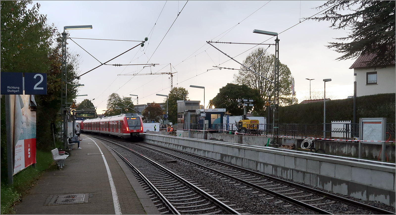 Auf dem Gegengleis rauscht die S-Bahn ohne Halt durch -

... da der Bahnsteig völlig neu gebaut wird um einen barrierefreien Ein- und Ausstieg zu ermöglichen.

Gestern Nachmittag beobachteten wir, als wir auf Gleis 2 ankommen, wie eine S-Bahn dennoch an der Baustelle anhielt, wohl versehentlich. Ein junge Frau stieg dabei aus und fand sich wieder auf dem noch sehr schmalen schon fertigen Bahnsteigstreifen inmitten einer Baustelle und suchte nach einem Ausgang irgendwo zwischen den Baustellenzäunen. Bauarbeiten war zu dem Zeitpunkt keine zu sehen, und alles abgesperrt. 

26.10.2022 (M)