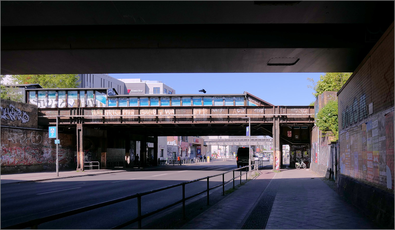 Auf dem Weg zur S-Bahnstation Yorckstra�e - 

Die S-Bahnbr�cke �ber die Yorckstra�e. Aufg�nge zum S-Bahnsteig gibt es auf beiden Seiten der Yorckstra�e. Der Bahnsteig liegt auf der s�dlichen Seite der Stra�e, hier links im Bild.

�ber die Br�cke oben im Vordergrund fahren die Fern- und Regionalz�ge von und zum  Berliner Hauptbahnhof (unten).

Im Hintergrund erkennt man die S-Bahnbr�cke des Bahnhofes Yorckstra�e (Gro�g�rschenstra�e). Beide S-Bahnstrecken vereinigen sich an der Station Anhalter Bahnhof.

01.05.2026 (M)