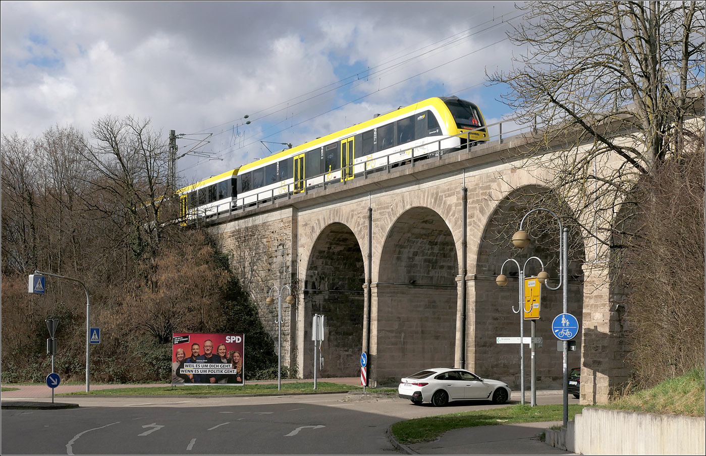 Auf Dienstfahrt - 

... ist hier Coradia Lint 622 307 der SWEG auf dem Viadukt der Remsbahn in Weinstadt-Endersbach. Es war schon ein Glück diesen Zug den man nur gelegentlich auf der Remsbahn sieht an einer ausgesuchten Fotostellle zu erwischen.

01.03.2026 (M)