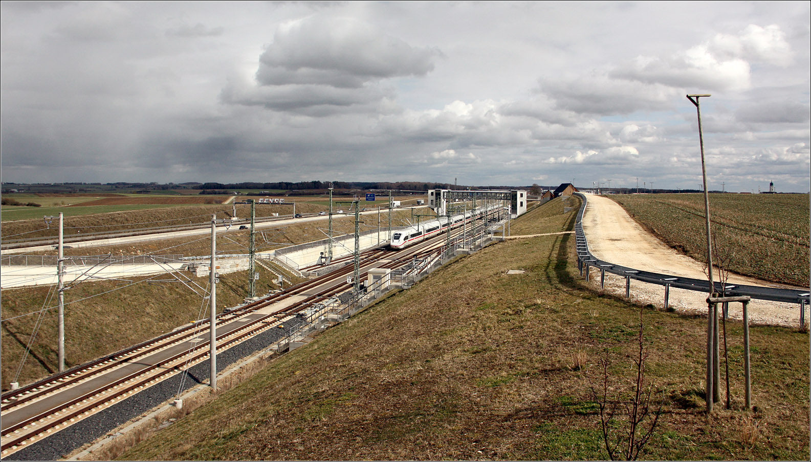 Auf der Hochfläche - 

Blick von Westen auf den Bahnhof 'Merklingen - Schwäbische Alb' mit einem durchfahrenden ICE. 

15.03.2023 (M)
