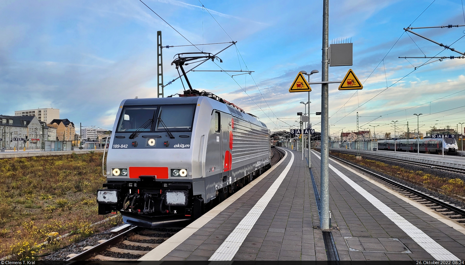 Auf ihrer Tfzf in südlicher Richtung muss 189 842-8 (Siemens ES64F4-842) am Signal von Gleis 8 in Halle(Saale)Hbf anhalten.

🧰 Akiem S.A.S., aktueller Mieter unbekannt | ex Mitsui Rail Capital Europe GmbH (MRCE)
🕓 26.10.2022 | 8:24 Uhr