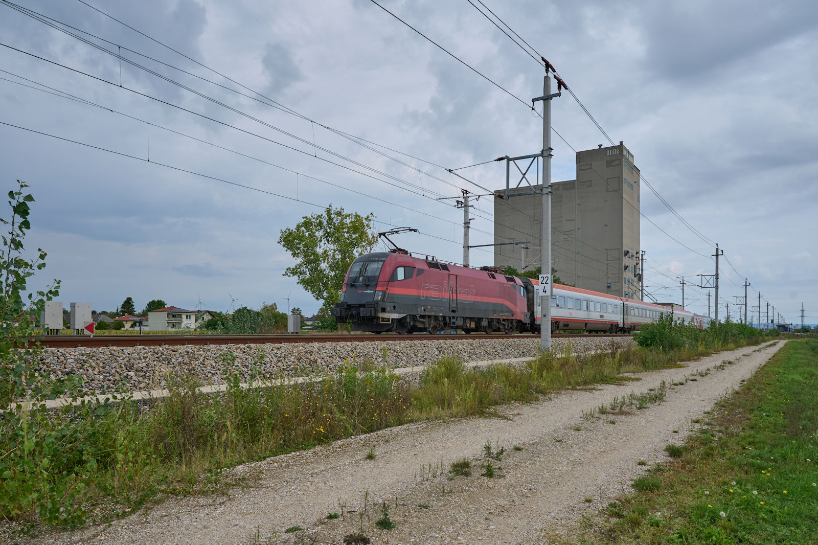 Auf der Marchegger Ostbahn fahren auch REX-Züge von Bratislava nach Wien. Am 12.09.2025 war 1116 239 mit REX 2517 auf dem Weg nach Wien und hat gerade den neuen Haltepunkt Untersiebenbrunn durchfahren.